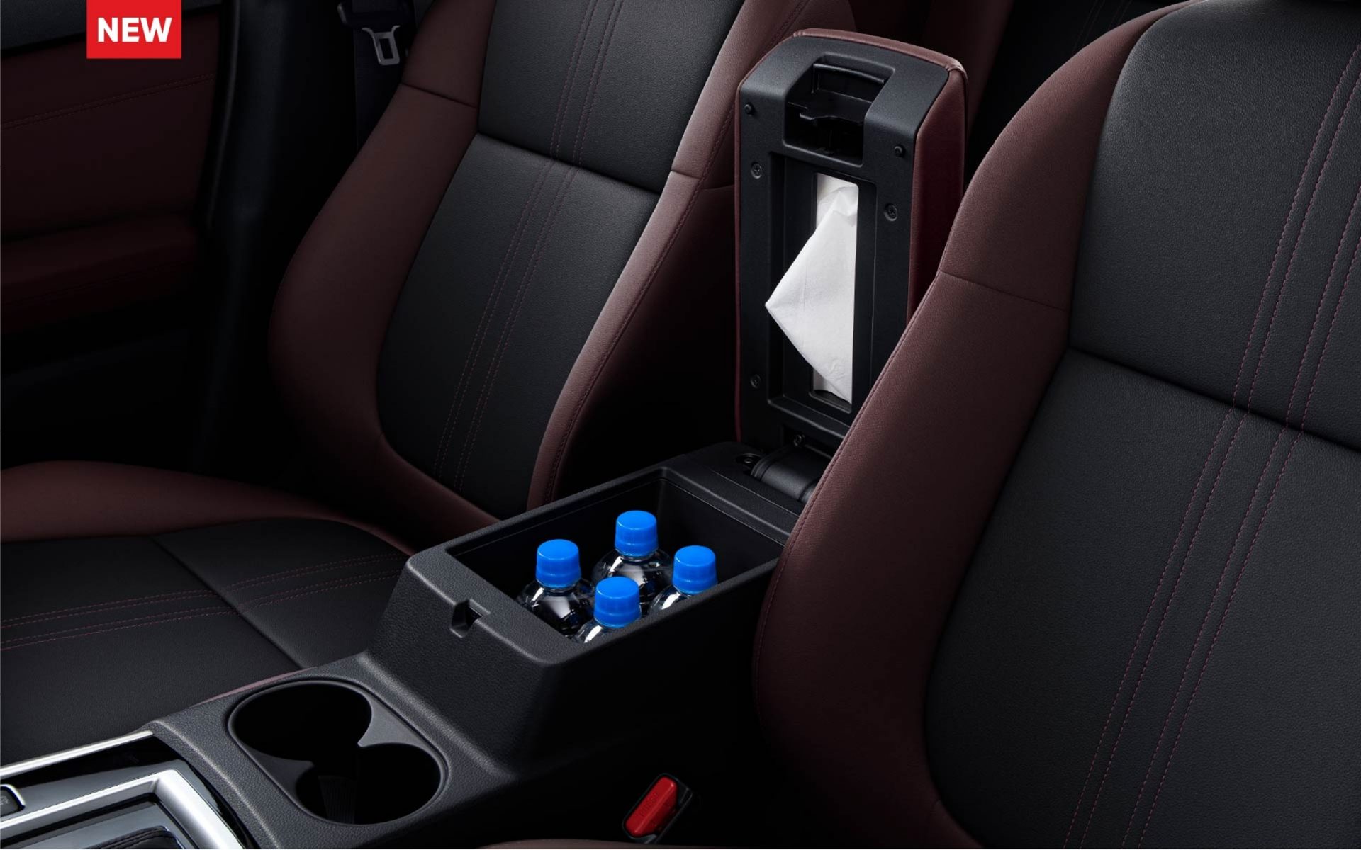 Hộc đựng đồ tiện dụngHộc đựng đồ rộng rãi, đa dụng