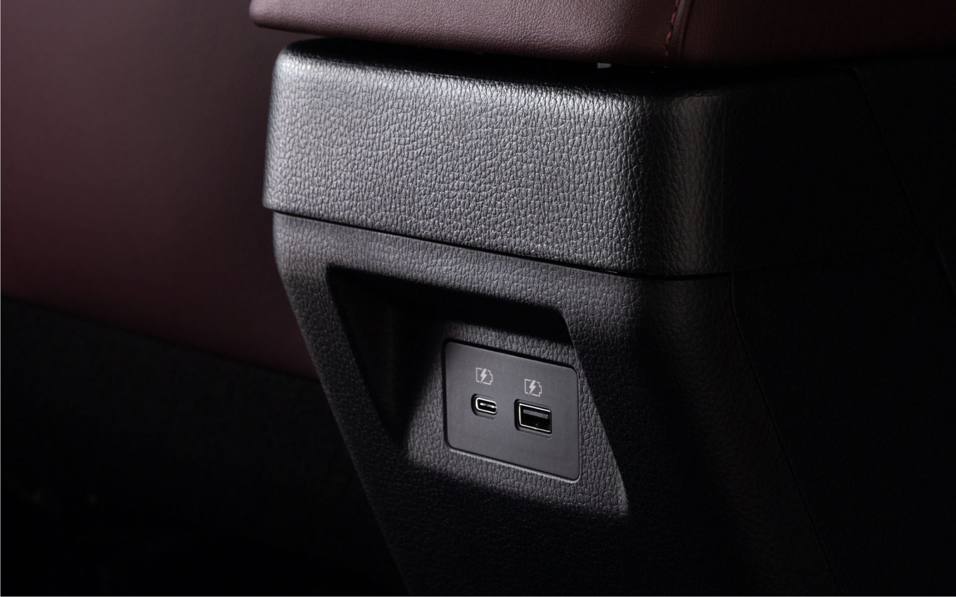 Cổng sạc type - C hàng ghế 2Bệ tỳ tay được trang bị 2 cổng sạc USB ở phía sau cho hàng ghế 2: 01 cổng USB Type-A và 01 cổng USB Type-C