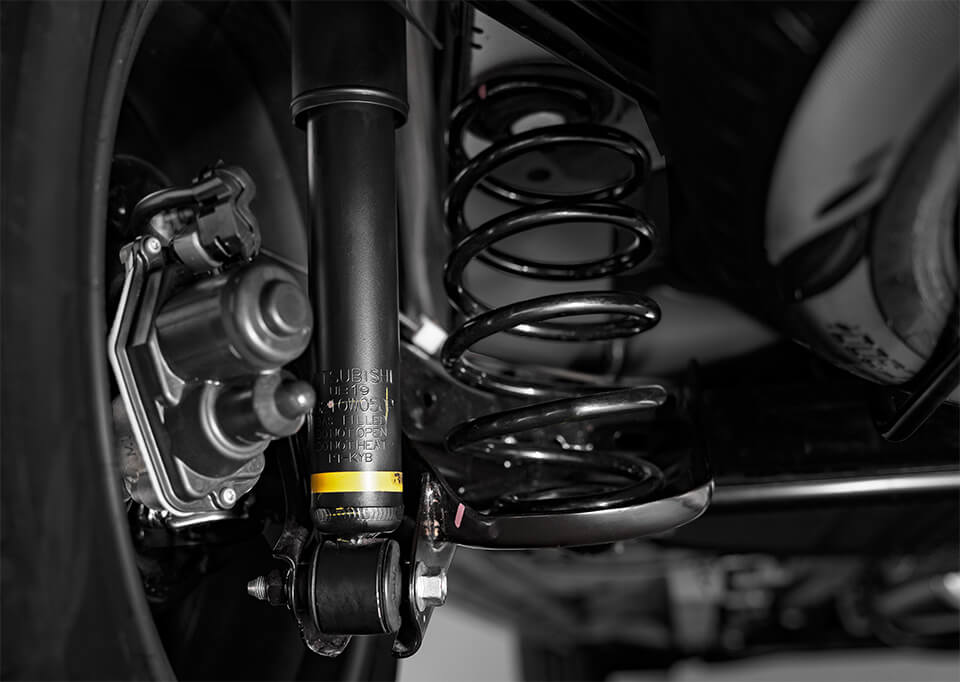 HỆ THỐNG TREO CHẮC CHẮN Hệ thống treo vững chãi, mang lại sự êm ái và thoải mái tối đa cho mọi hành khách